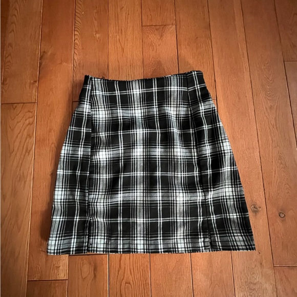 Brandy Melville Dresses & Skirts - Brandy Melville Black and White Mini Skirt - One Size